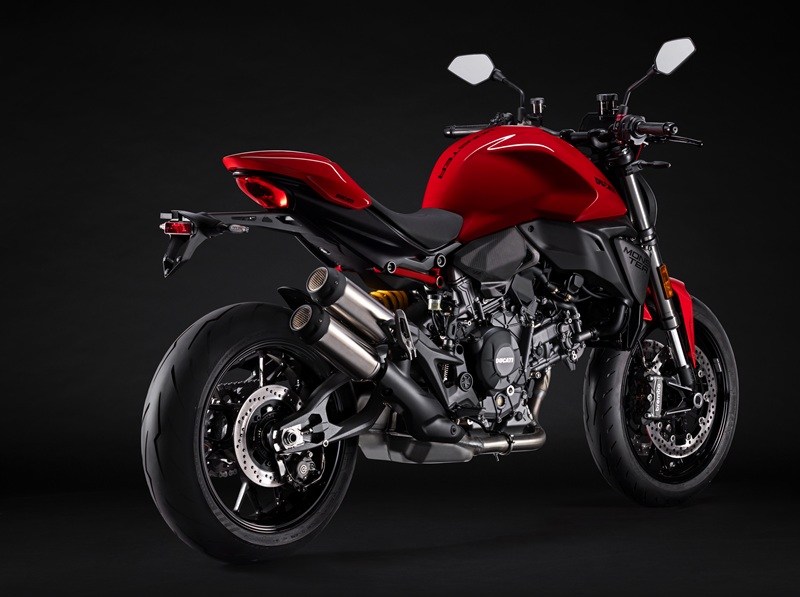 03 MY26 MONSTER RED STUDIO 18 UC870482 High